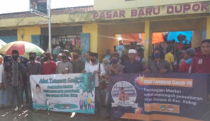 Dua Anggota Dewan Bagi-Bagi Masker di Pasar Dupok Kokop