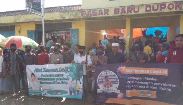 Dua Anggota Dewan Bagi-Bagi Masker di Pasar Dupok Kokop