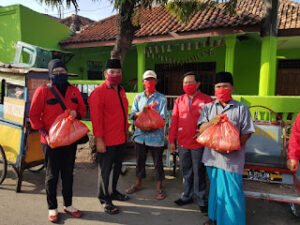 Sambut Ramadhan, DPC PDIP Bangkalan Bagikan 250 Paket Sembako dan Masker