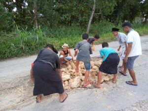 Bentuk Protes, Warga Kecamatan Geger Bangkalan Perbaiki Jalan Kabupaten yang Rusak Menggunakan Dana Swadaya