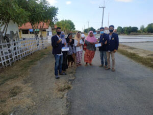 Bantu Pemerintah Perangi Covid-19, Mahasiswa KKN Tematik UTM Membuat 1000 Masker dan Membagikannya Kepada Warga