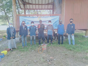 Agar Masyarakat Terhindar Dari Covid-19, Mahasiswa KKN Tematik UTM Melakukan Penyemprotan Disinfektan di Desa Labuhan Sepulu