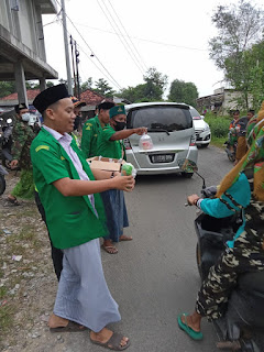 PAC GP Ansor Geger Bagi-bagi takjil di Depan Graha Nahdliyin Geger