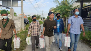 Bantu Warga Terdampak Covid 19, HMI Bangkalan Bagi Bagi Nasi Kotak