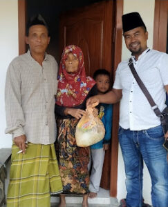 Komunitas Pemuda Klapayan Keliling Desa Bagikan Sembako Kepada Warga Kurang Mampu