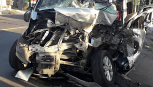 Mobil Luxio Tabrak Truk Parkir di Sampang, Satu Penumpang Tewas