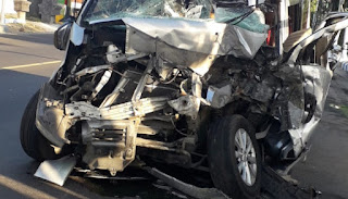 Mobil Luxio Tabrak Truk Parkir di Sampang, Satu Penumpang Tewas