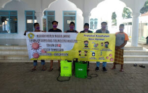 LPPM UTM Melalui Mahasiswa KKN Tematik Satgas Covid-19 Melakukan Penyemprotan Desinfektan Bersama Perangkat Desa Tambegan Kecamatan Arosbaya