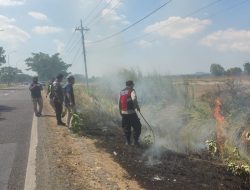 Lahan Akses Suramadu Terbakar, Polsek Burneh dan Pengendara Berjibaku Padamkan Api