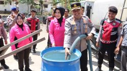 Kemarau Panjang, Polres Bangkalan Droping 48 Ribu Liter Air Bersih ke Warga