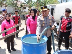 Kemarau Panjang, Polres Bangkalan Droping 48 Ribu Liter Air Bersih ke Warga